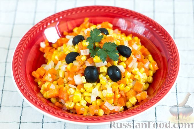 Фото к рецепту: Салат из моркови с кукурузой и луком