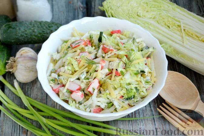 Фото к рецепту: Крабовый салат с овощами, горошком и сыром