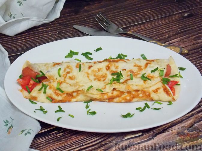 Фото к рецепту: Омлет с сосисками, помидорами и сыром