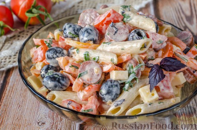 Фото к рецепту: Салат с макаронами, сосисками, овощами и сыром