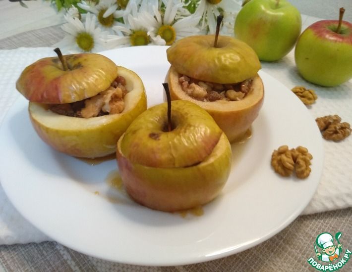 Рецепт: Запеченные яблоки с изюмом и грецкими орехами