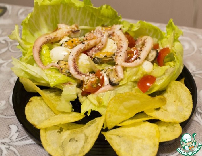 Рецепт: Салат из кальмаров и мидий с чипсами Жемчужина моря