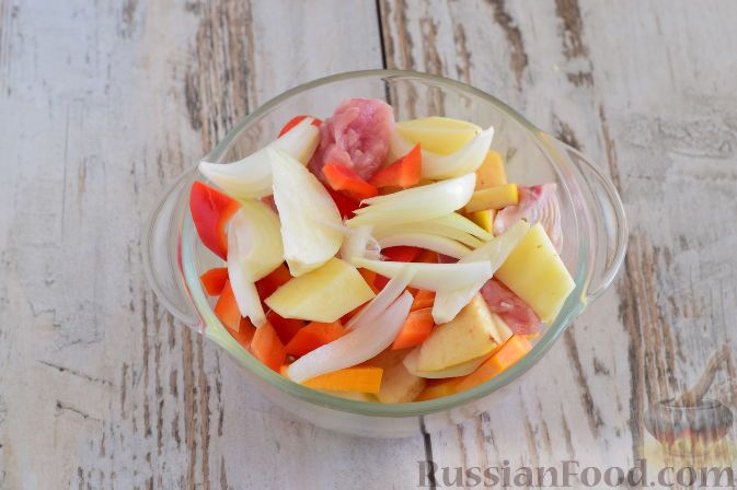 Фото приготовления рецепта: Жаркое из курицы, с тыквой и айвой (в духовке) - шаг №5