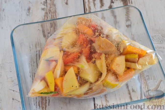 Фото приготовления рецепта: Жаркое из курицы, с тыквой и айвой (в духовке) - шаг №8