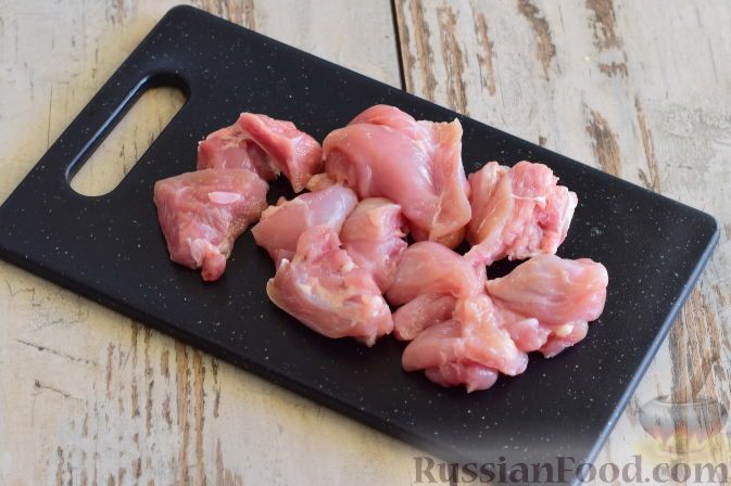 Фото приготовления рецепта: Жаркое из курицы, с тыквой и айвой (в духовке) - шаг №2