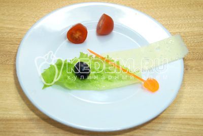 Лист салат и помидоры черри нарезать на половинки.