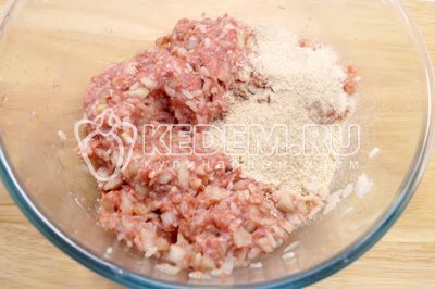 Добавить в миску с фаршем рис, зиру и панировочные сухари