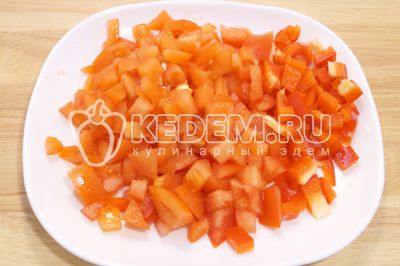 Помидоры и перец нарезать кубиком