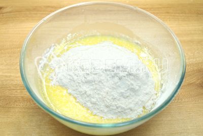 Добавить 170 г муки и соль по вкусу.