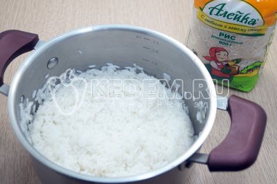 Выложить рис ТМ «Алейка» в кастрюлю, залить водой на 1, 5 см выше уровня риса и поставить варить на средний огонь, разварить до полу готовности риса 10-15 минут.