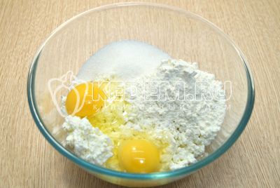 Добавить 2 яйца, 4 ст. ложки муки, сахар и соль.