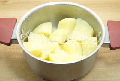 Картофель отвратить до готовности, посолить, воду слить.