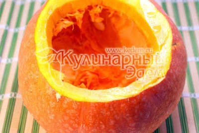Срезать крышечку и удалить мякоть с семечками. Натереть солью и чесноком.  Дать постоять 30 минут.Тыква «Фаршированная голова Джека». Фотография приготовления тыква на Хэллоуин