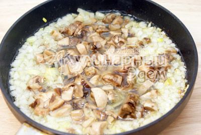 Лук мелко нашинковать и обжарить с грибами на сковороде с растительным маслом 2-3 минуты