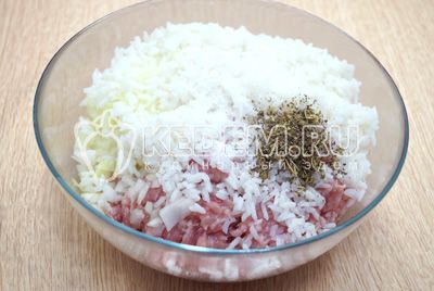 Добавить отварной рис, 1/2 ч. ложку соли и 1/4 ч. ложку прованских трав.