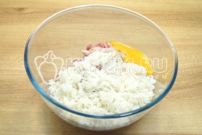 Добавить в миску рис, яйцо и 1/2 ч. ложки соли.