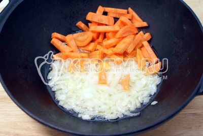 На растительном масле обжарить мелко нашинкованную луковицу и соломкой порезанную морковь