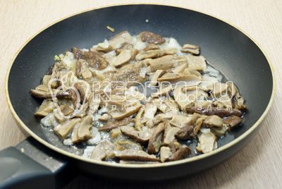 На сковороде с растительным масло обжарить мелко нашинкованный лук и грибы.
