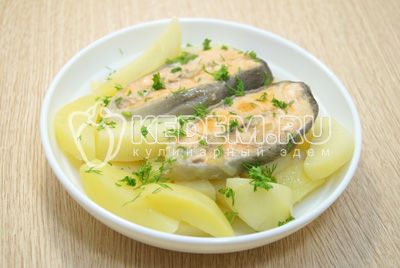Разложить рыбу с картофелем по тарелкам, посыпать мелко нашинкованным укроп.
