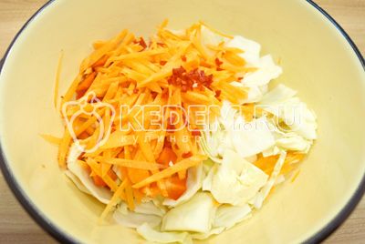 Добавить соломкой нарезанную морковь и мелко нарезанный кусочек острого перца.