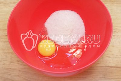 Яйцо взбить с сахаром и солью.