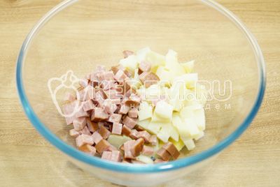 В миску нарезать кубиками картофель и колбасу.
