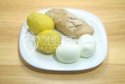 Куриное филе, картофель и яйца отварить до готовности, остудить и очистить.