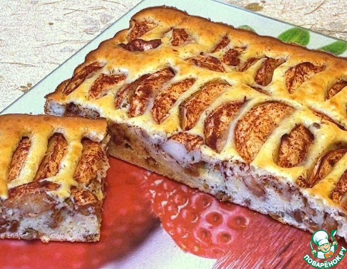 Рецепт: Яблочный пирог с изюмом на сметане