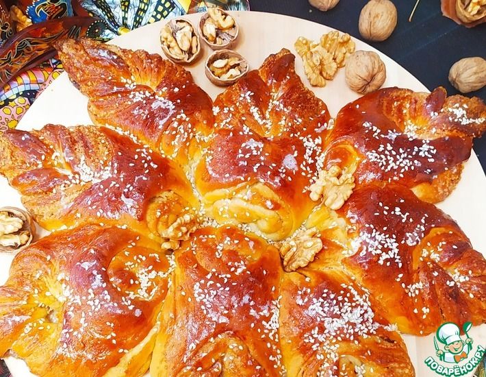 Рецепт: Сдобный пирог с ореховой прослойкой  Осенний цветочек