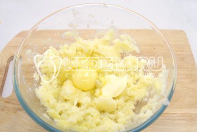 Размять картофель и добавить яйцо, сливочное масло и соль.