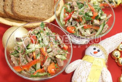 Салат с говядиной, овощами и зеленью