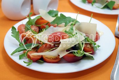 Салат из руколы с помидорами черри и сыром