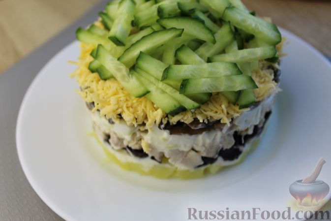 Фото приготовления рецепта: Слоёный салат с курицей, черносливом и грибами - шаг №19