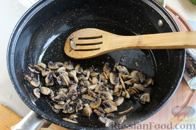 Фото приготовления рецепта: Слоёный салат с курицей, черносливом и грибами - шаг №6