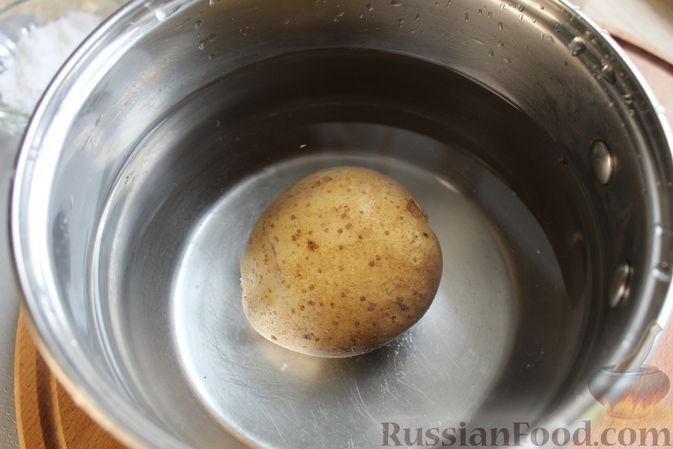 Фото приготовления рецепта: Слоёный салат с курицей, черносливом и грибами - шаг №3