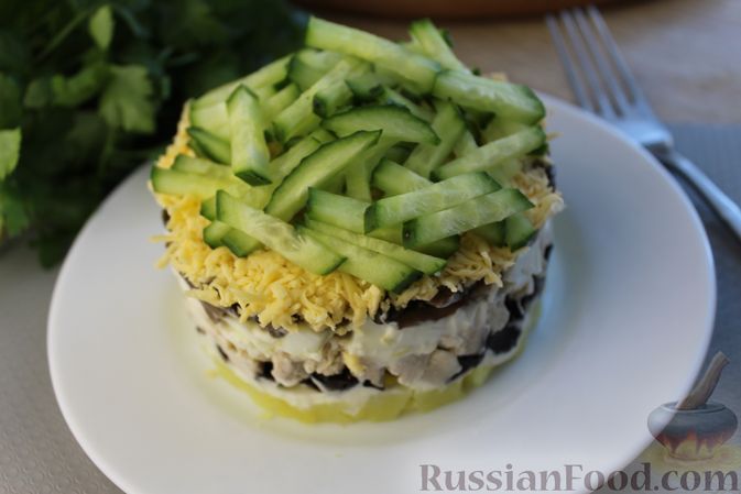 Фото приготовления рецепта: Слоёный салат с курицей, черносливом и грибами - шаг №20