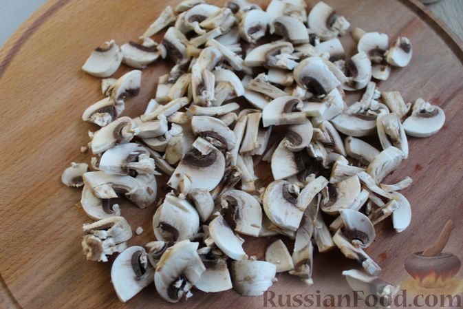 Фото приготовления рецепта: Слоёный салат с курицей, черносливом и грибами - шаг №5