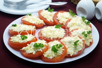 Помидоры с сыром и чесноком