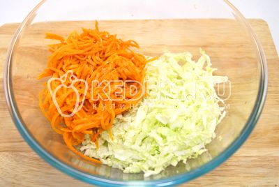 В миске смешать мелко нашинкованную пекинскую капусту и морковь по-корейски.