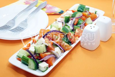 Овощной салат с сыром и прованскими травами