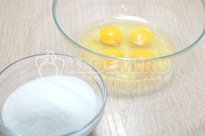 В отдельной миске взбить миксером 4 яйца и 120 г сахара.