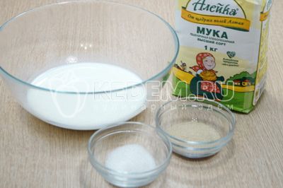 В миску влить 250 мл теплого молока, добавить 1 ст. ложку сахара и 1 ч. ложки сухих дрожжей.