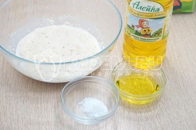 Добавить 2 ст. ложки натурального нерафинированного подсолнечного масла ТМ «Алейка» и 1/2 ч. ложку соли.
