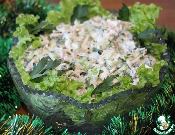 Рецепт: Простой салат с тунцом, яйцом и корнем сельдерея
