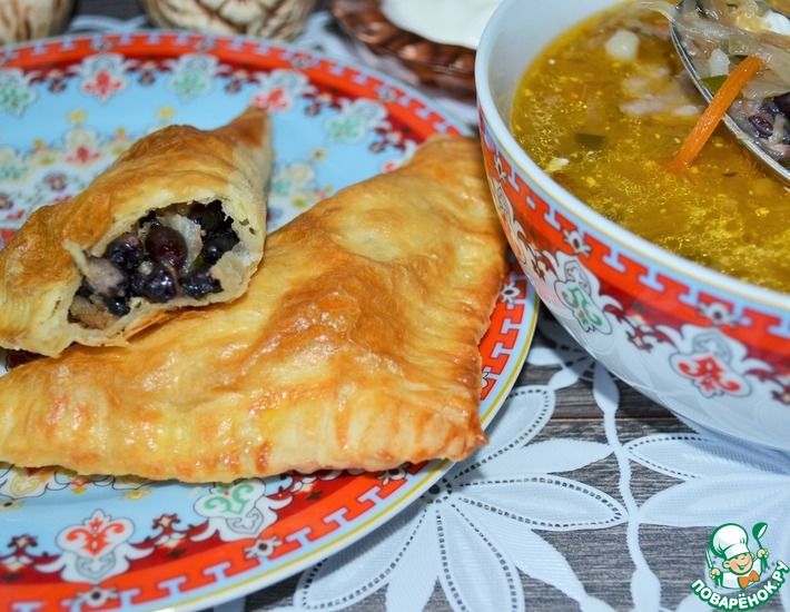 Рецепт: Слоёные пирожки с фасолью