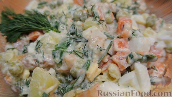 Фото приготовления рецепта: Шоколадный рулет с кокосовой начинкой (без выпечки) - шаг №8