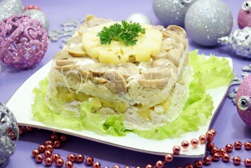 Слоеный салат с ананасами и грибами Этюд