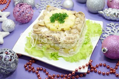 Слоеный салат с ананасами и грибами «Этюд»