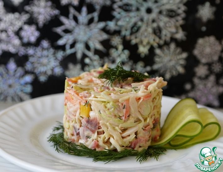 Рецепт: Салат из капусты и кальмаров Фейерверк
