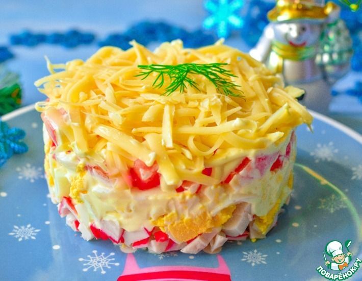 Рецепт: Салат Дипломат с крабовыми палочками, помидором и сыром